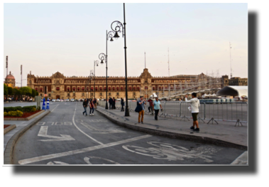The National Palace behind the Zócalo DSC02123.jpg The National Palace behind the Zócalo DSC02123.jpg