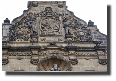 Detail of middle top ofThe National Palace DSC02158.jpg