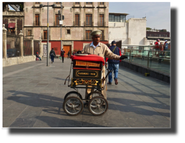 Organ grinder DSC02171.jpg Organ grinder DSC02171.jpg