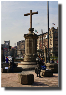 Outside Catedral Metropolitana de México, Monomento Histográfico DSC02179.jpg