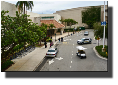 One entrance to Ventura Mall DSC01956.jpg One entrance to Ventura Mall DSC01956.jpg