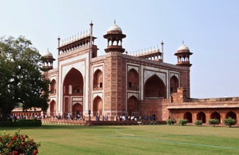 The gate to Taj Mahal DSC08453.jpg The gate to Taj Mahal DSC08453.jpg