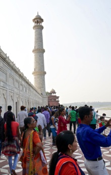 Queue to the tomb, the central room in Taj Mahal DSC08466.jpg