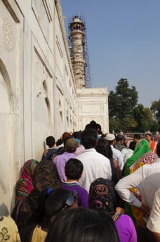 Queue to the tomb, the central room in Taj Mahal DSC08468.JPG Queue to the tomb, the central room in Taj Mahal DSC08468.JPG