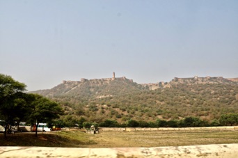 On the road to the Amber Fort DSC08549.jpg On the road to the Amber Fort DSC08549.jpg