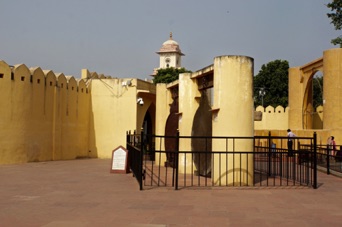 Jantar Mantar - equinocial sundial in Jaipur DSC08620.jpg