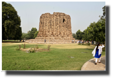 Quwwat-ul-Islam Mosque - Alai Minar DSC08432.jpg