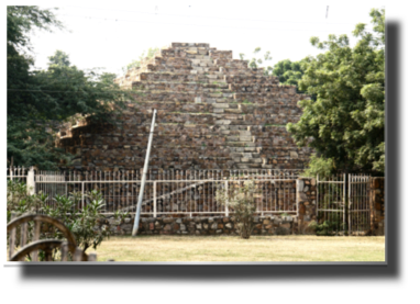 Quwwat-ul-Islam Mosque - Metcalf's Folly  DSC08436.jpg