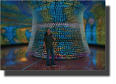 Lu in front of a light sculpture
DSC06049.JPG Lu in front of a light sculpture
DSC06049.JPG