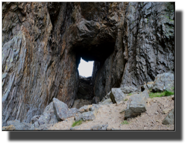 The hole through the mountain DSC03588.jpg