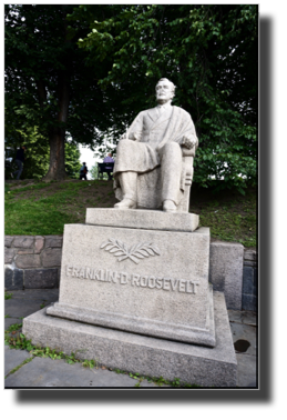Franklin D Roosevelt - (Without nose), At skansen - East part of Rådhusplassen 17.07.2016 DSC07283.jpg Franklin D Roosevelt - (Without nose), At skansen - East part of Rådhusplassen 17.07.2016 DSC07283.jpg
