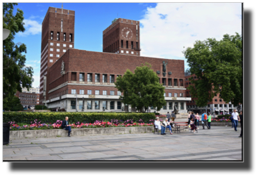 Oslo Town Hall and Rådhusplassen DSC07286.jpg Oslo Town Hall and Rådhusplassen DSC07286.jpg