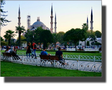 Sultan Ahmet Parki - In front of The Blue Mosque
DSC05478.JPG Sultan Ahmet Parki - In front of The Blue Mosque
DSC05478.JPG