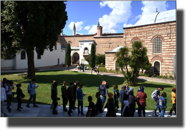 Line of visiters to the Sacred Trust where various relicts belonging to among others Mohammad, Abraham, Moses, King David and John the Baptist
DSC05749.JPG Line of visiters to the Sacred Trust where various relicts belonging to among others Mohammad, Abraham, Moses, King David and John the Baptist
DSC05749.JPG