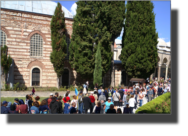 Line of visiters to the Sacred Trust DSC05750.JPG Line of visiters to the Sacred Trust DSC05750.JPG